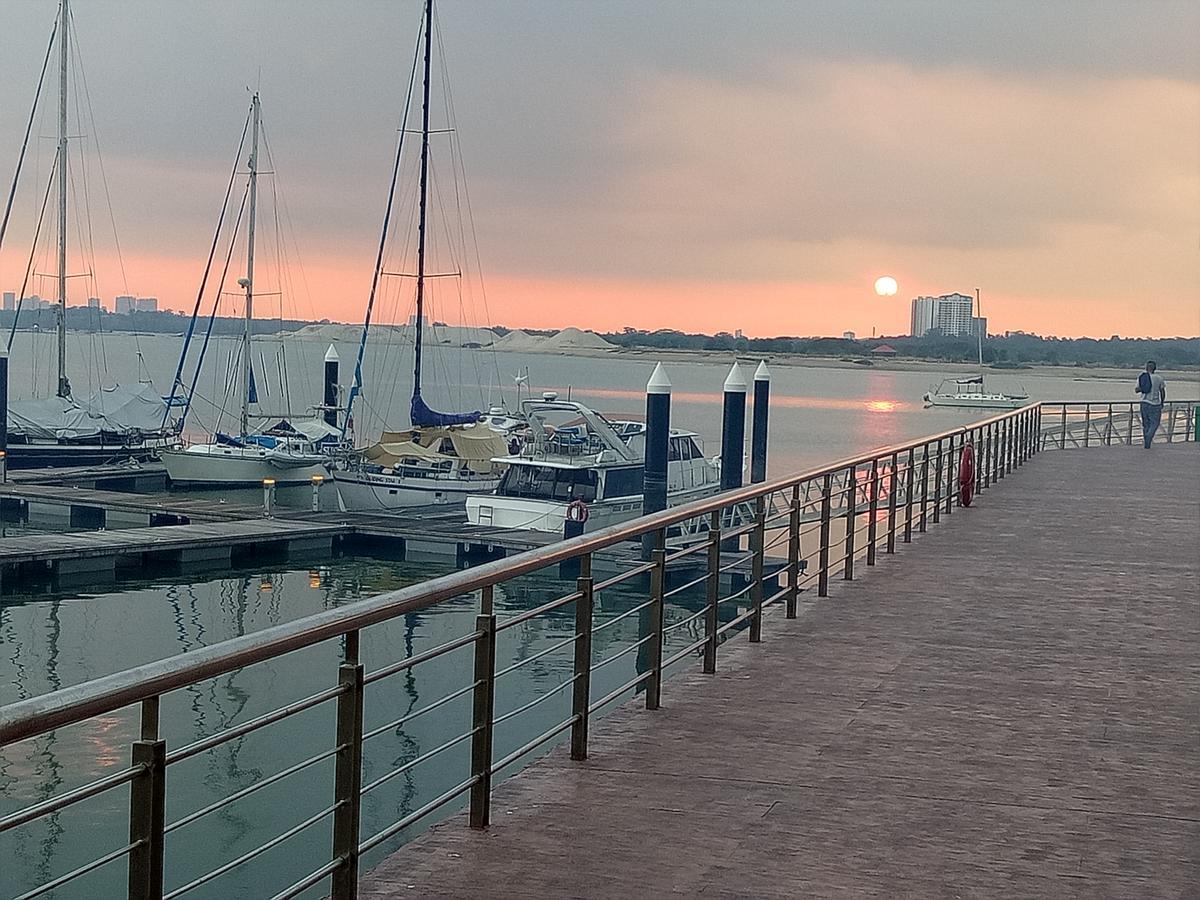 Appartamento Country Garden Danga Bay Johor Bahru Esterno foto
